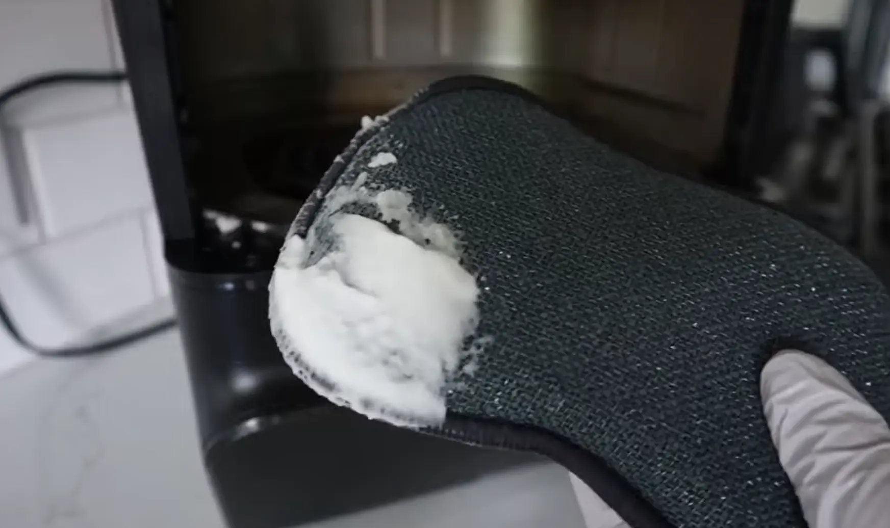 clean air fryer with vinegar and baking soda