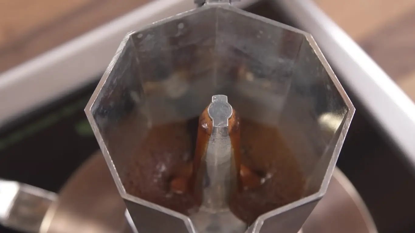 how much to fill moka pot